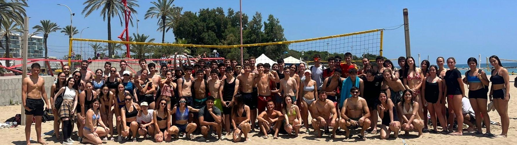L’alumnat de 1r de Batxillerat de l’IES Leopoldo Querol acomiada el curs amb una jornada de vòlei platja