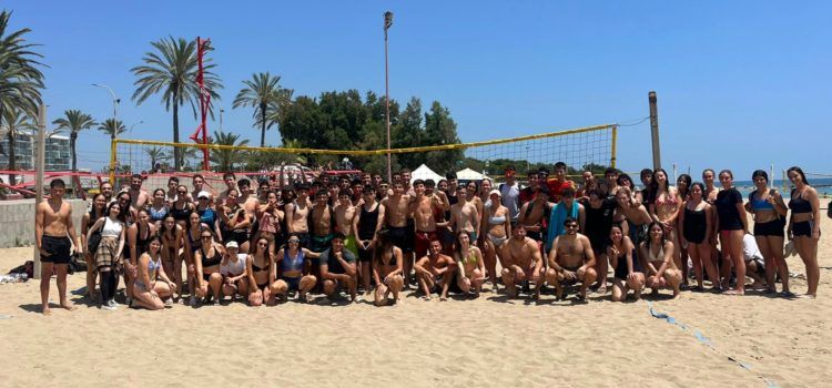 L’alumnat de 1r de Batxillerat de l’IES Leopoldo Querol acomiada el curs amb una jornada de vòlei platja