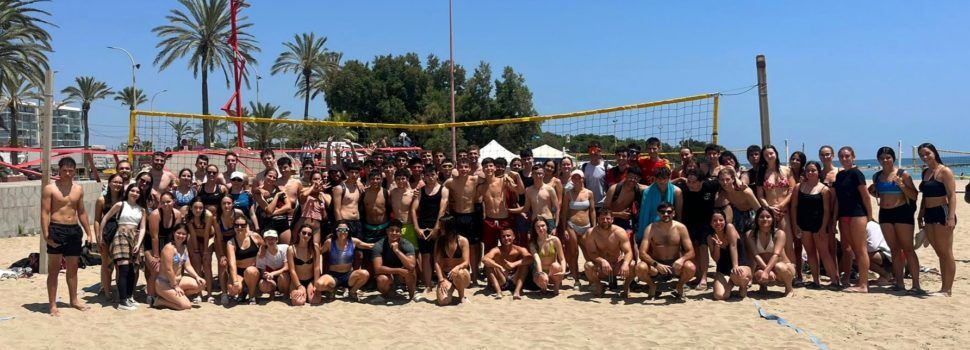 L’alumnat de 1r de Batxillerat de l’IES Leopoldo Querol acomiada el curs amb una jornada de vòlei platja