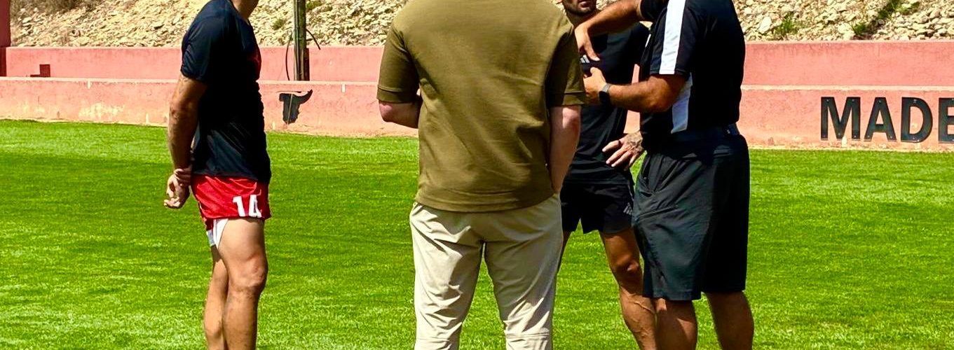 Aleix García (Bayer Leverkusen) y Oriol Romeu (Barça) visitan el Campo de Fútbol Batiste Sales ‘El Bovalar’ de Sant Jordi