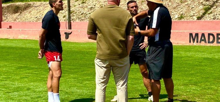 Aleix García (Bayer Leverkusen) y Oriol Romeu (Barça) visitan el Campo de Fútbol Batiste Sales ‘El Bovalar’ de Sant Jordi