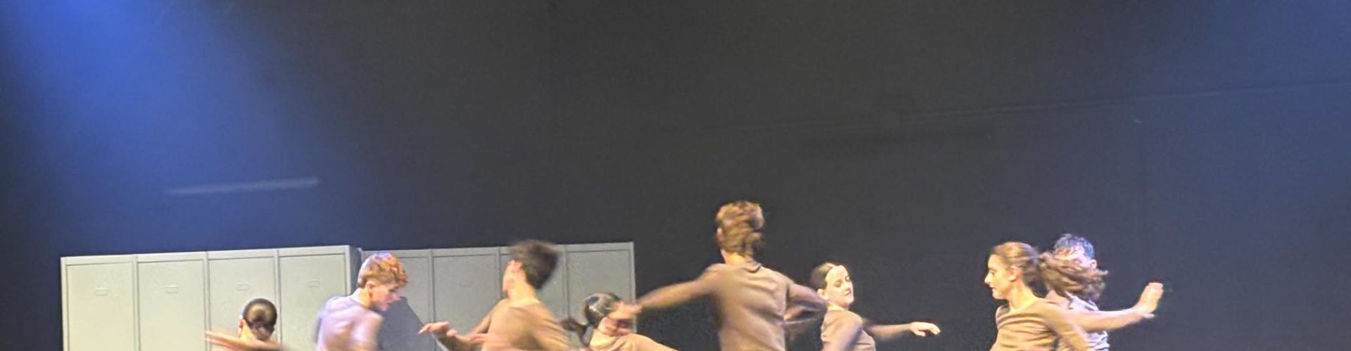 El Teatre Auditori d’Alcanar s’ompli per rebre ‘Loneliness’, una impactant peça de dansa sobre l’assetjament juvenil