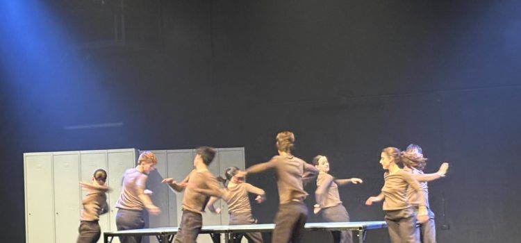 El Teatre Auditori d’Alcanar s’ompli per rebre ‘Loneliness’, una impactant peça de dansa sobre l’assetjament juvenil