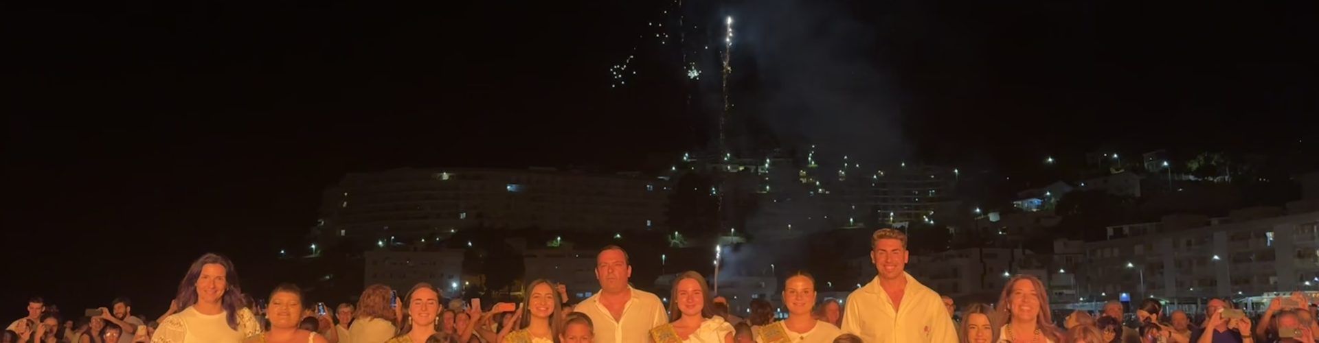 Peníscola ha celebrat la tradicional revetla de Sant Joan a la platja amb música, foc i pólvora