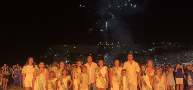 Peníscola ha celebrat la tradicional revetla de Sant Joan a la platja amb música, foc i pólvora