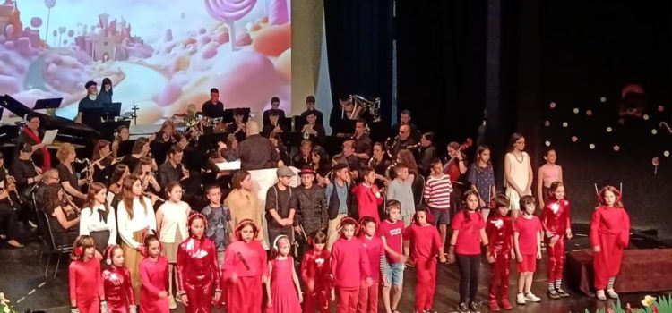 Els alumnes de l’Escola Municipal de Música d’Ulldecona Joan Nadal brillen amb Willy Wonka