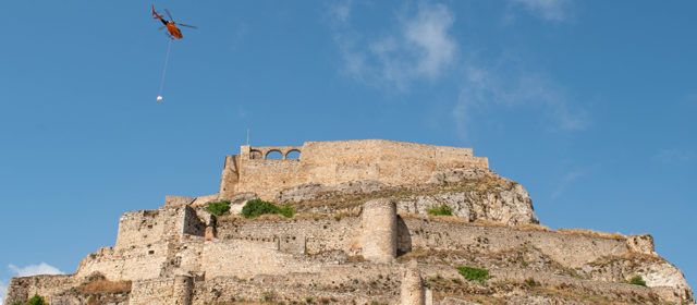 Un helicòpter puja el material a la plaça d’armes per continuar amb les obres al castell de Morella