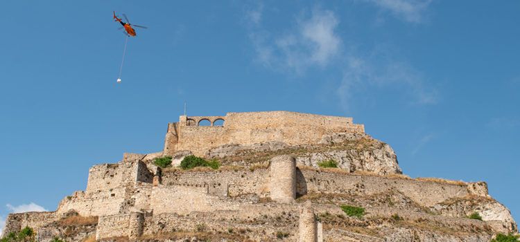 Un helicòpter puja el material a la plaça d’armes per continuar amb les obres al castell de Morella