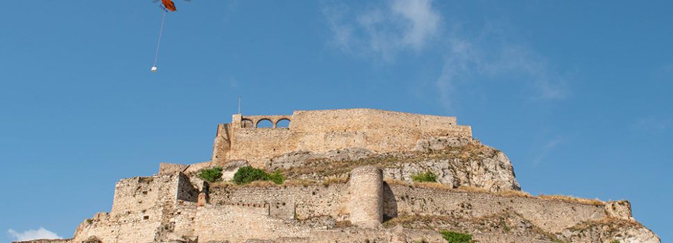Un helicòpter puja el material a la plaça d’armes per continuar amb les obres al castell de Morella