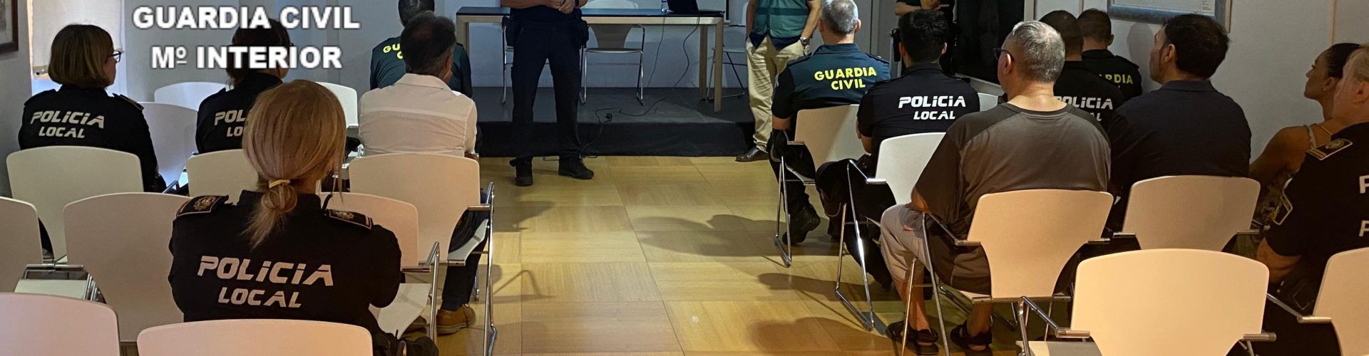 Benicarló acoge una charla formativa del Equipo Viogén de la Guardia de Vinaròs dirigida a policías locales