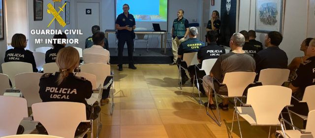 Benicarló acoge una charla formativa del Equipo Viogén de la Guardia de Vinaròs dirigida a policías locales