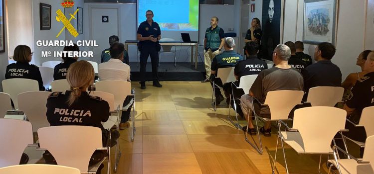 Benicarló acoge una charla formativa del Equipo Viogén de la Guardia de Vinaròs dirigida a policías locales