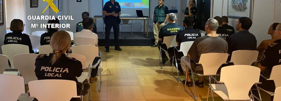 Benicarló acoge una charla formativa del Equipo Viogén de la Guardia de Vinaròs dirigida a policías locales