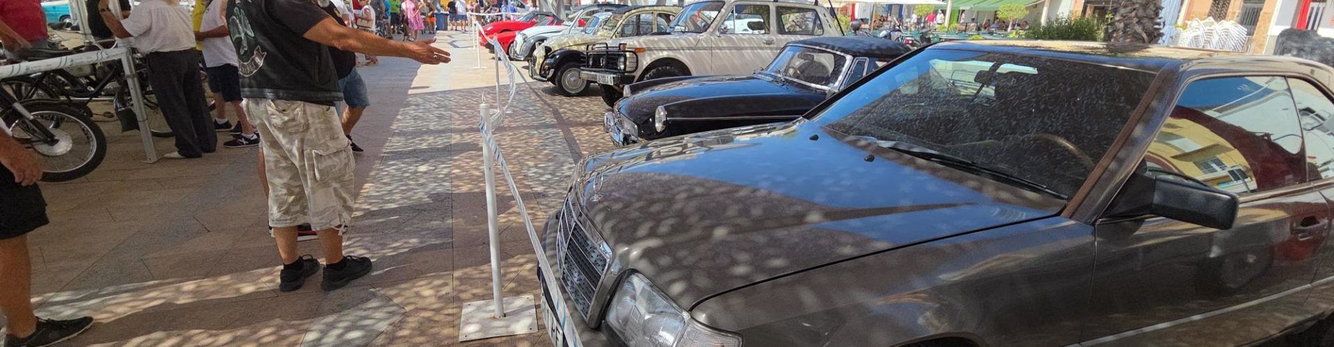 El Club Motor Clàssic Vinaròs ofereix la seua exhibició de vehicles clàssics