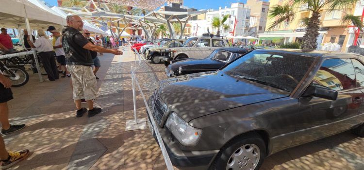 El Club Motor Clàssic Vinaròs ofereix la seua exhibició de vehicles clàssics