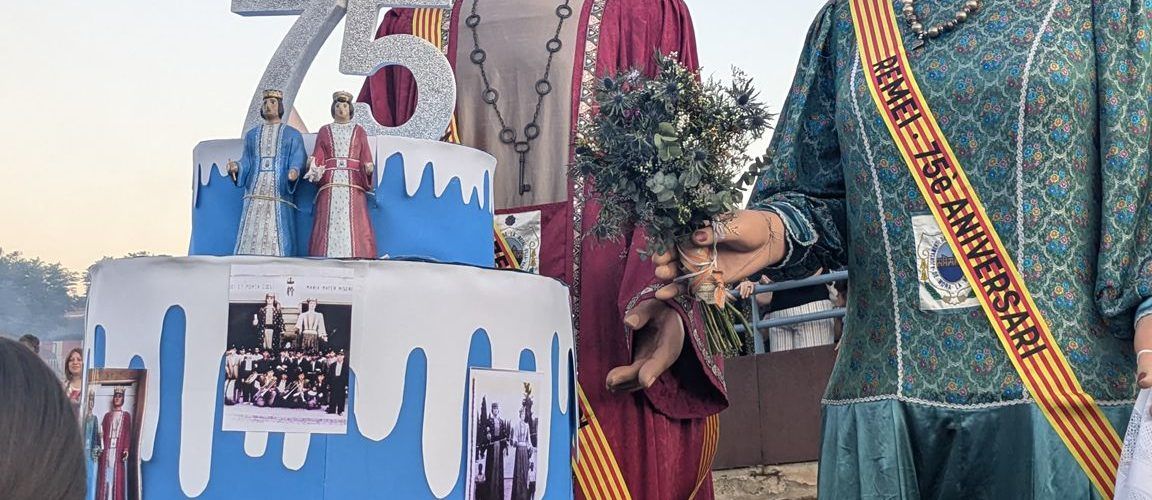 Els nanos i gegants, en la trobada del 75 aniversari dels gegants a Mora La Nova