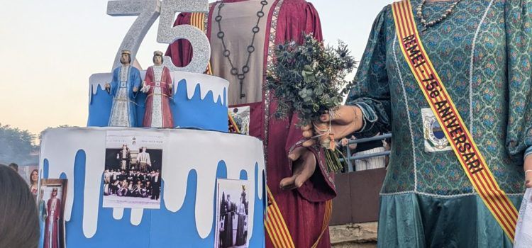 Els nanos i gegants, en la trobada del 75 aniversari dels gegants a Mora La Nova