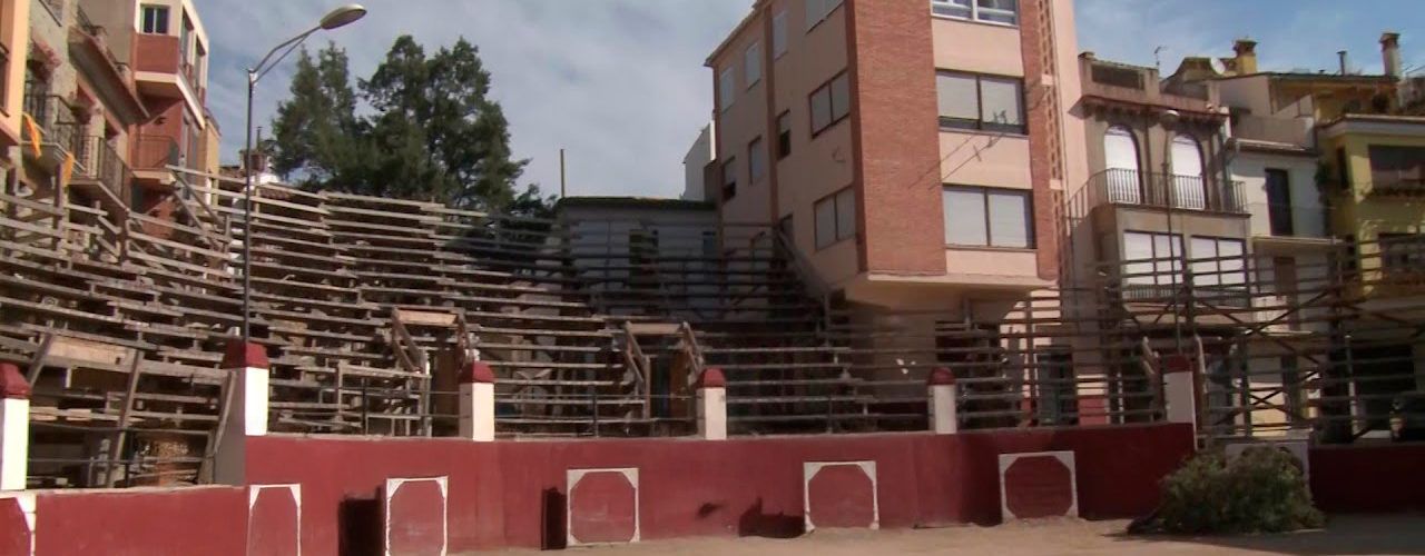 Benassal avança en el muntatge artesanal de la seua històrica plaça de bous
