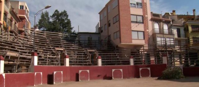 Benassal avança en el muntatge artesanal de la seua històrica plaça de bous