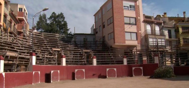 Benassal avança en el muntatge artesanal de la seua històrica plaça de bous