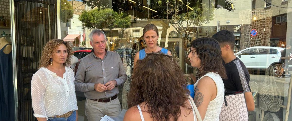 Un campanya a peu de comerç a Amposta consciència sobre la bona gestió dels residus i l’ús del català a la retolació comercial