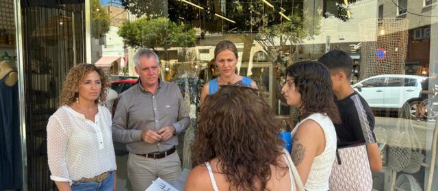 Un campanya a peu de comerç a Amposta consciència sobre la bona gestió dels residus i l’ús del català a la retolació comercial
