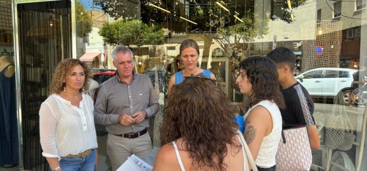 Un campanya a peu de comerç a Amposta consciència sobre la bona gestió dels residus i l’ús del català a la retolació comercial