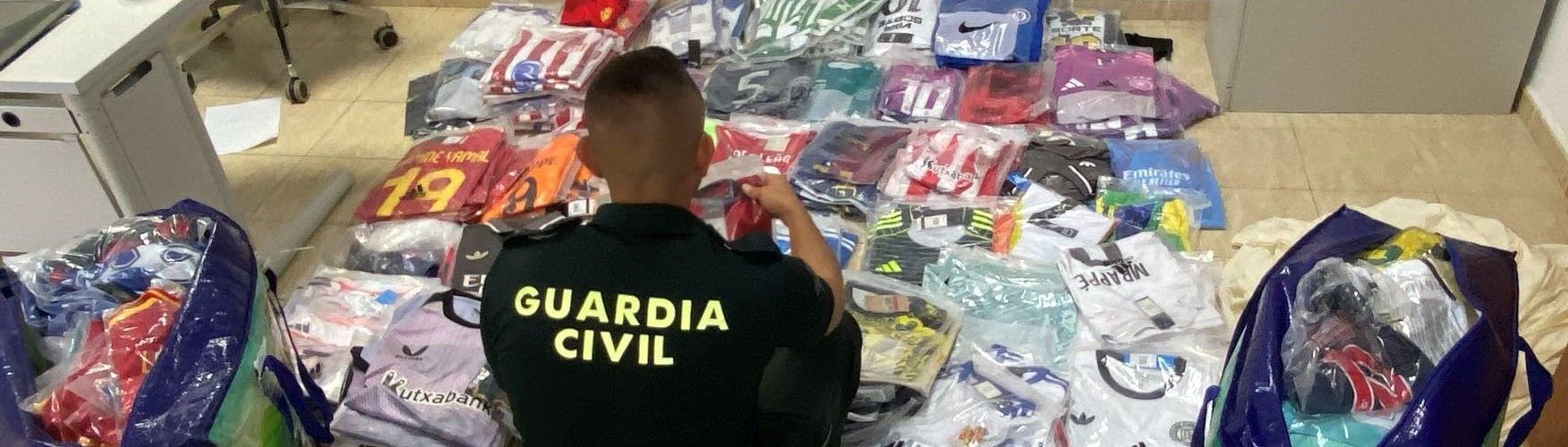 La Guardia Civil interviene en Peñíscola 615 camisetas de futbol falsificadas y un centenar de juguetes