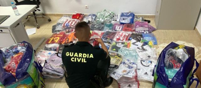 La Guardia Civil interviene en Peñíscola 615 camisetas de futbol falsificadas y un centenar de juguetes