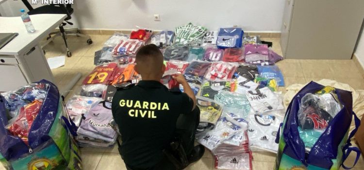 La Guardia Civil interviene en Peñíscola 615 camisetas de futbol falsificadas y un centenar de juguetes