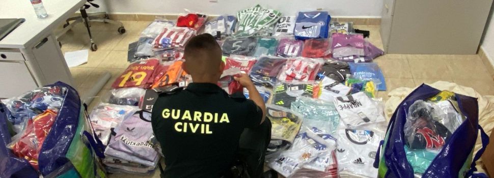 La Guardia Civil interviene en Peñíscola 615 camisetas de futbol falsificadas y un centenar de juguetes