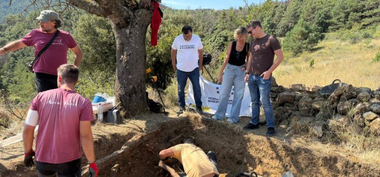 Càrrecs públics de Compromís visiten els treballs d’exhumació a Vistabella