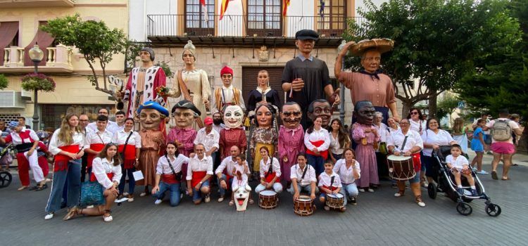 Els nanos i gegants, en la processó de la Mare de Déu d’Agost
