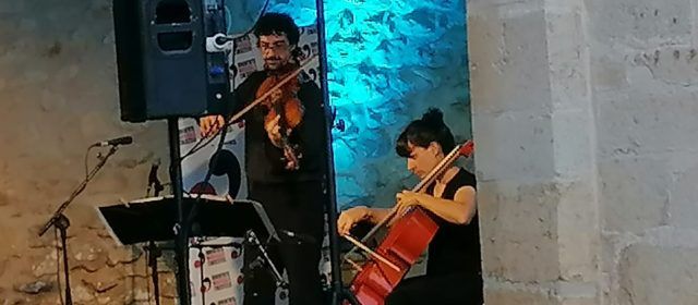 Nombrós públic en l’actuació del duo Athenea a l’ermita