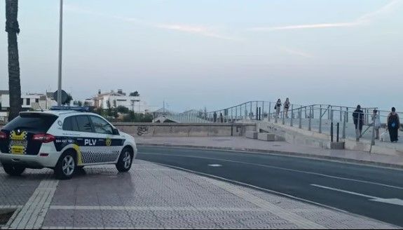 La Policia Local adverteix del greu risc de llançar-se al riu des de la passarel·la del Cervol