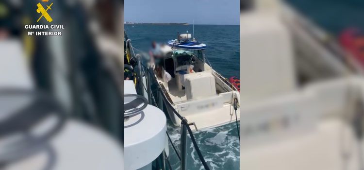 La Guardia Civil rescata a ocho tripulantes de una embarcación de recreo con riesgo de hundimiento frente a la costa de Benicarló