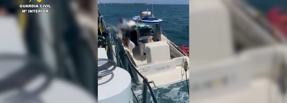 La Guardia Civil rescata a ocho tripulantes de una embarcación de recreo con riesgo de hundimiento frente a la costa de Benicarló