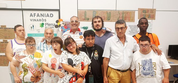 Ray Santana comparte su pasión por el baloncesto en el aula ocupacional de Afaniad Maestrat