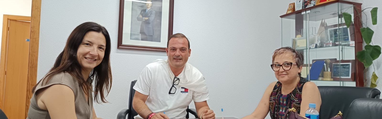 El Ayuntamiento de Peñíscola colabora con el AFA del instituto en distintos actos y el proyecto de patios educativos 