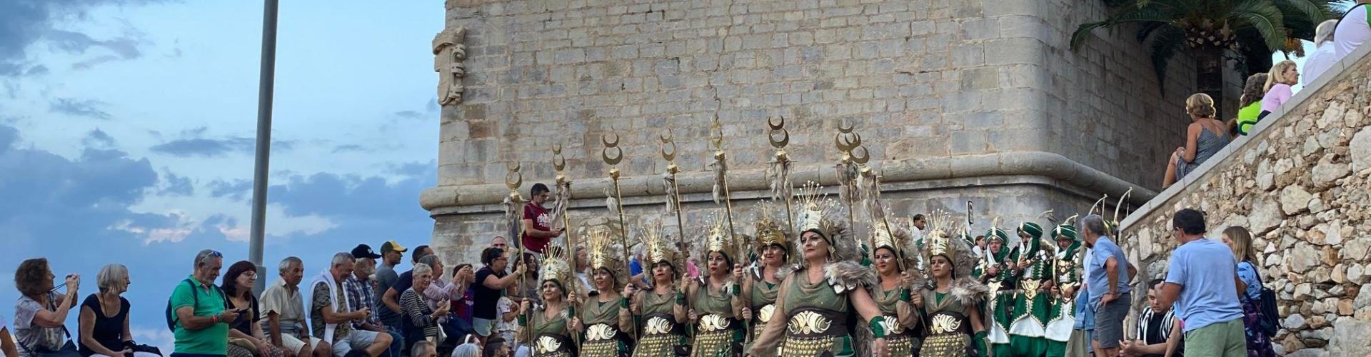 Los desfiles de la Associació Cultural Moros i Cristians de Peñíscola culminan los actos de celebración del 40 aniversario