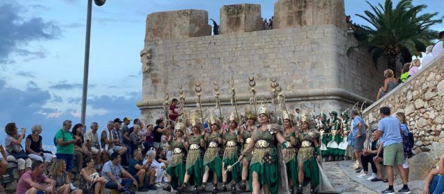 Los desfiles de la Associació Cultural Moros i Cristians de Peñíscola culminan los actos de celebración del 40 aniversario