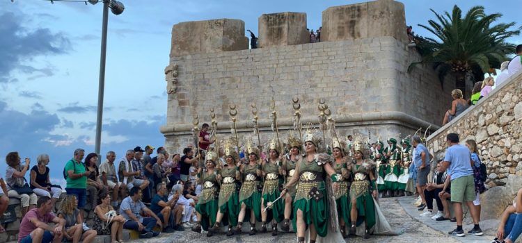 Los desfiles de la Associació Cultural Moros i Cristians de Peñíscola culminan los actos de celebración del 40 aniversario