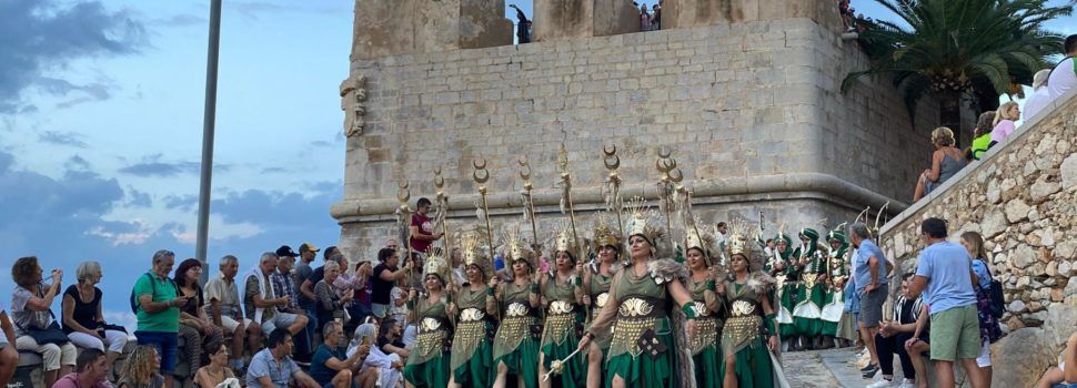 Los desfiles de la Associació Cultural Moros i Cristians de Peñíscola culminan los actos de celebración del 40 aniversario