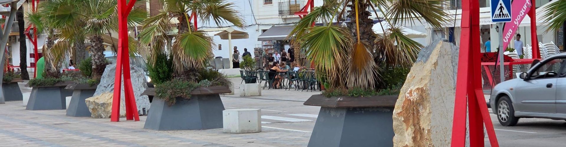 Blocs de pedra com a mobiliari urbà al passeig
