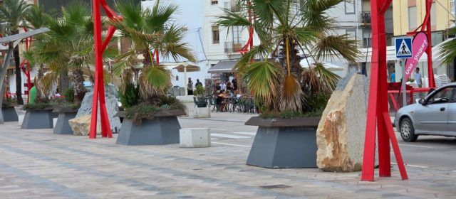 Blocs de pedra com a mobiliari urbà al passeig