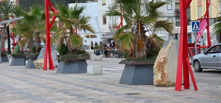 Blocs de pedra com a mobiliari urbà al passeig