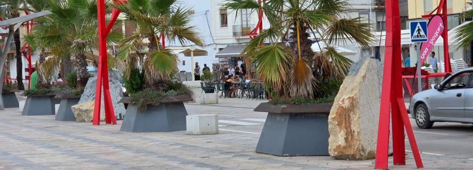Blocs de pedra com a mobiliari urbà al passeig