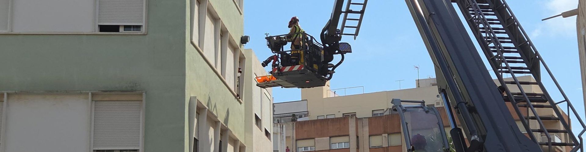 Evacuada una persona malalta per la finestra del seu domicili