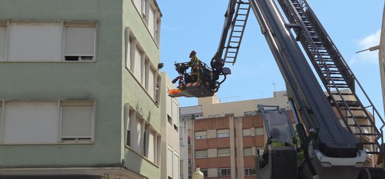 Evacuada una persona malalta per la finestra del seu domicili