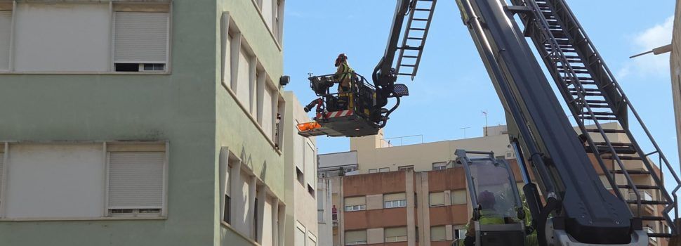 Evacuada una persona malalta per la finestra del seu domicili